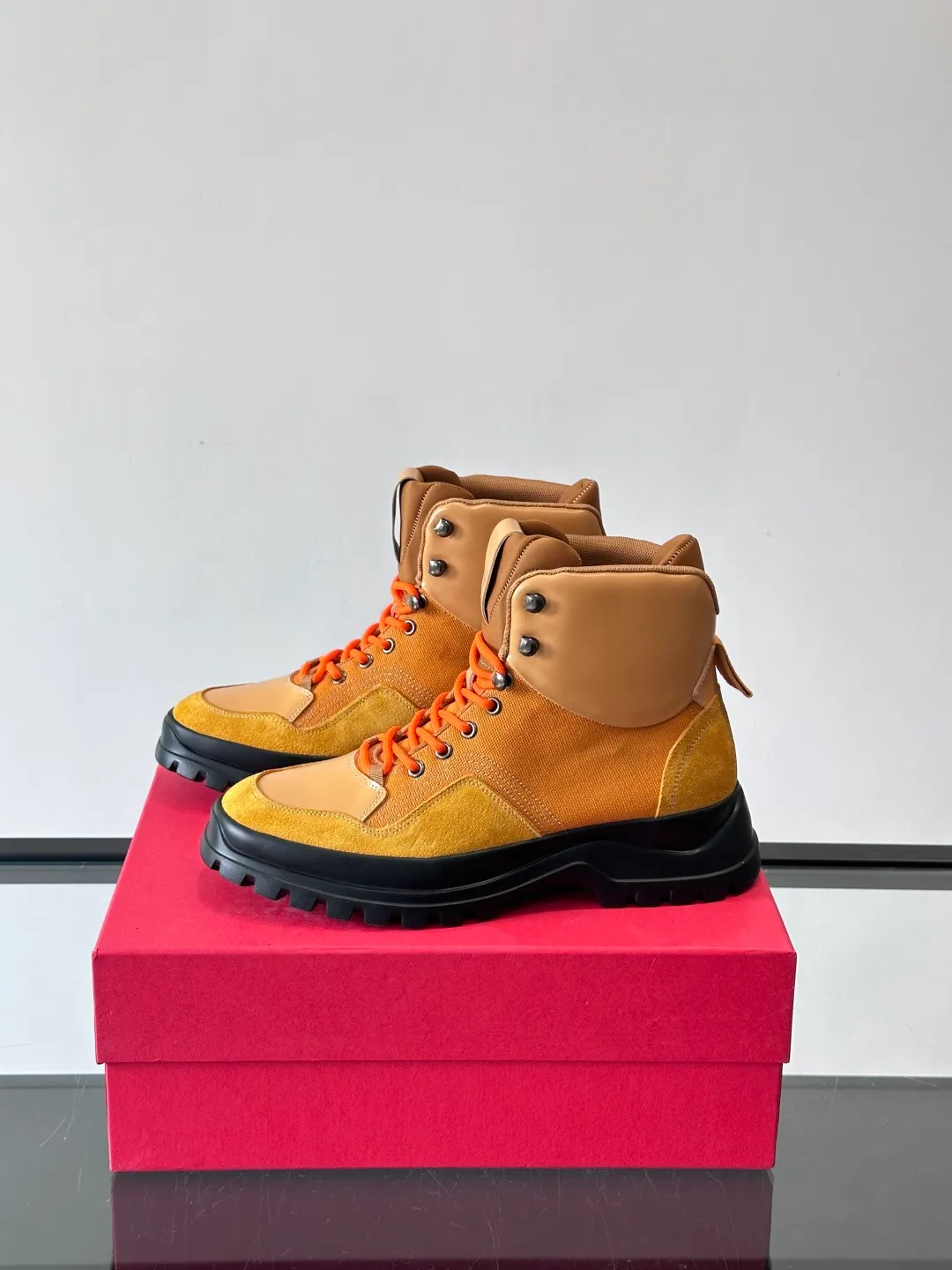 Men's shoes 💰960 Ferragamo's thick-soled lace-up short boots are made of suede + fabric splicing. They have a delicate texture and are breathable. The black rubber thick soles are wear-resistant and have strong traction. They can be worn every day outdoors! The shoelaces are super vibrant and the metal fastener details are perfect. The boot shaft is adjustable, comfortable and stable to wear. It goes well with workwear style or casual style in autumn and winter. It is warm and fashionable. It is suitable for outdoor activities or daily commuting! size: 39-44 (customized at 38.45.46)